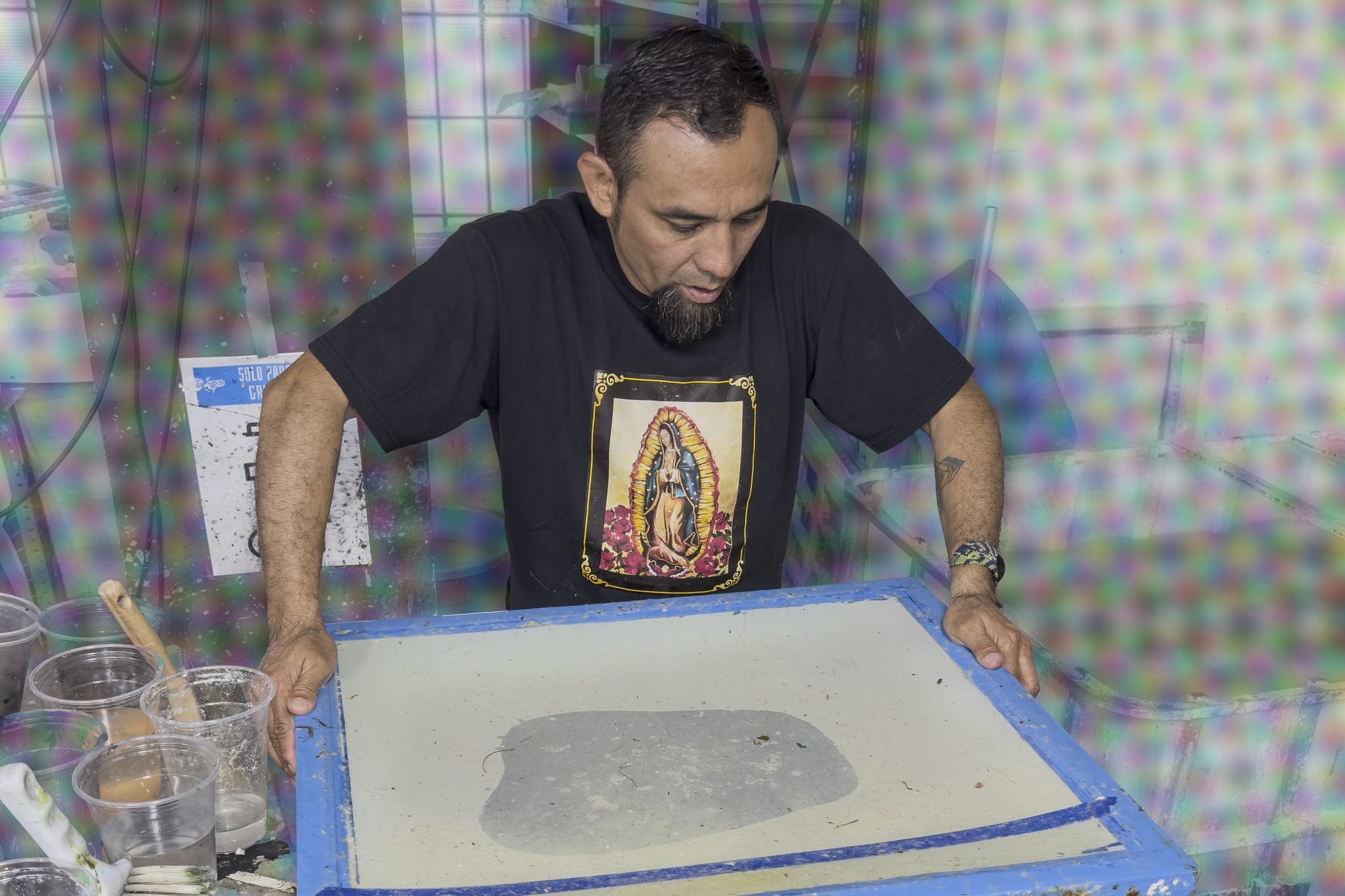 Mack Doselementos Crew trabaja la pulpa sobre la forma, en el taller de papel de Jaén Edita